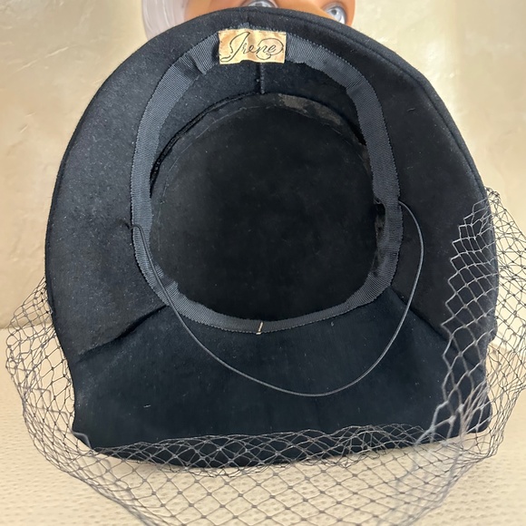 SUPERB 1940\'s BL;ACK FELT HAT WITH IRIDESCENT FEATHERS, VEIL AND JEWEL BROOCH main image 6
